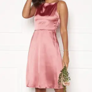 Perfekt festklänning i härlig rosa nyans i satin för sommarens alla tillställningar 💓💗 storlek S, enbart använd vid mösspåtagning i samband med min student. Som nyskick. Nypris: 749kr, slutsåld på hemsida, mitt pris: 400kr  💓