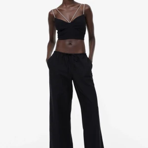 Lågmidjade linnebyxor  - Säljer dessa superfina svarta linnebyxor från H&M som är jättefina till sommaren☀️Använda en gång, så i nyskick💕slutsålda på hemsidan