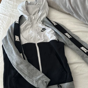 Nike kofta - Hybrid kofta, halv vindjacka o all bomull.