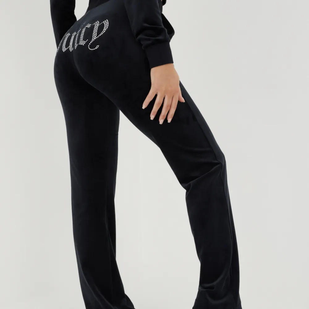 Svarta mjukisbyxor från juicy couture, fint skick🤍 kommer inte till användning, storlek S. Jeans & Byxor.