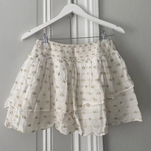 Zara kjol - Säljer denna jättefina kjol från zara. Den är använd ett fåtal gånger och är i nyskick. Den är i storlek xs men passar även s. 