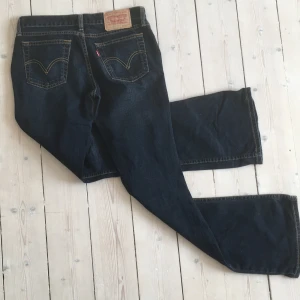 Lågmidjade bootcut Levis jeans - Har dessa fina jeans som inte kommer till användning längre men som är jättefina