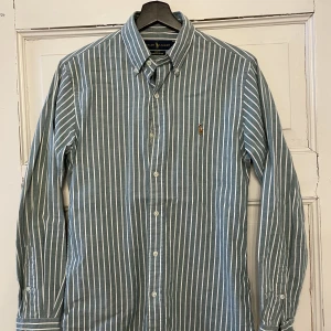 Ralp Lauren Slim Fit Stretch Oxford - Randig Ralp Lauren skjorta som är i gott skick. Storleken är Small. Lite större i passform, som en Medium storlek.