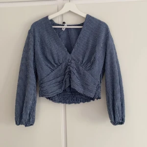 Blus från Zara - Blå och vit rutig blus från Zara med ballongärm och dragkedja vid sidan. Knappt använd i storlek M. Vringad med fina knappar. Super fin nu till sommaren🌸