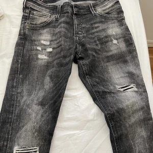 Jeans - Feta jeans från Jack and Jones. Knappt använda och är i väldigt bra skick 9,5/10.  Hör av dig vid frågor!
