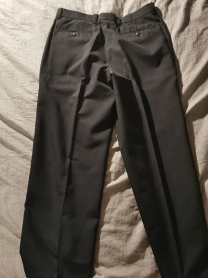 Finbyxa liten 34, Arrow - Finbyxa bättre begagnad. Stl liten W34. Märke Arrow. , dragkedja. Mörkgrå