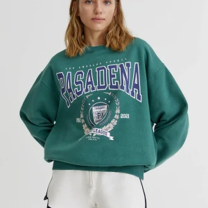 Sweatshirt med tryck  - Säljer denna collegetröja från pull&bear! Den är i bra skick och ser ny och fräsch ut! Den har en bra passform och är skön att ha på sig!