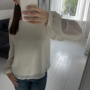 Object blus - Säljer min vita blus ifrån Object! Bra skick. Storlek 34💘
