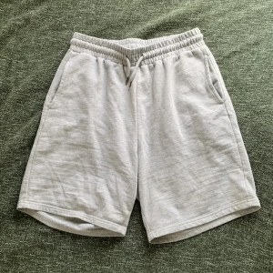 mjukisshorts  - grå mjukisshorts, använda kanske 3 gånger🌼 bra basicplagg, skönt tyg👐
