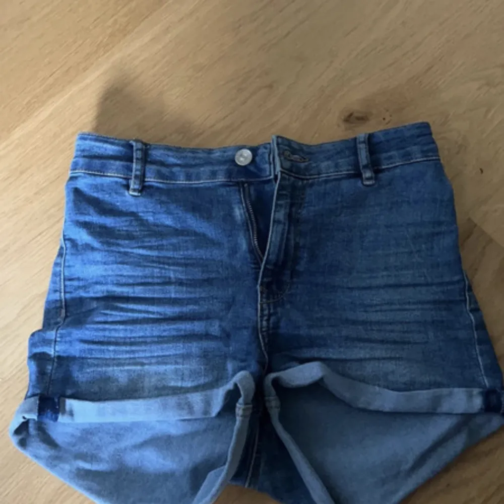 Blåa jeansshorts som är högmidjade, bra skick men används inte. Shortsit.