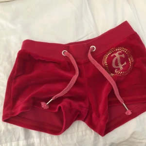 Juicy shorts - Jättesöta juicy shorts som är low waist! Diamanterna har trillat av, därav priset! Dom är från 2000- talet men i bra skick!! TRYCK EJ PÅ KÖP NU!!❤️