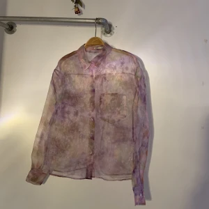 Luftig Multimönstrad Genomskinlig Skjorta - Jättevacker multimönstrad luftig transparent skjorta i strl 40. Perfekt till fest eller festival✨ Hel och ren utan skavanker!!