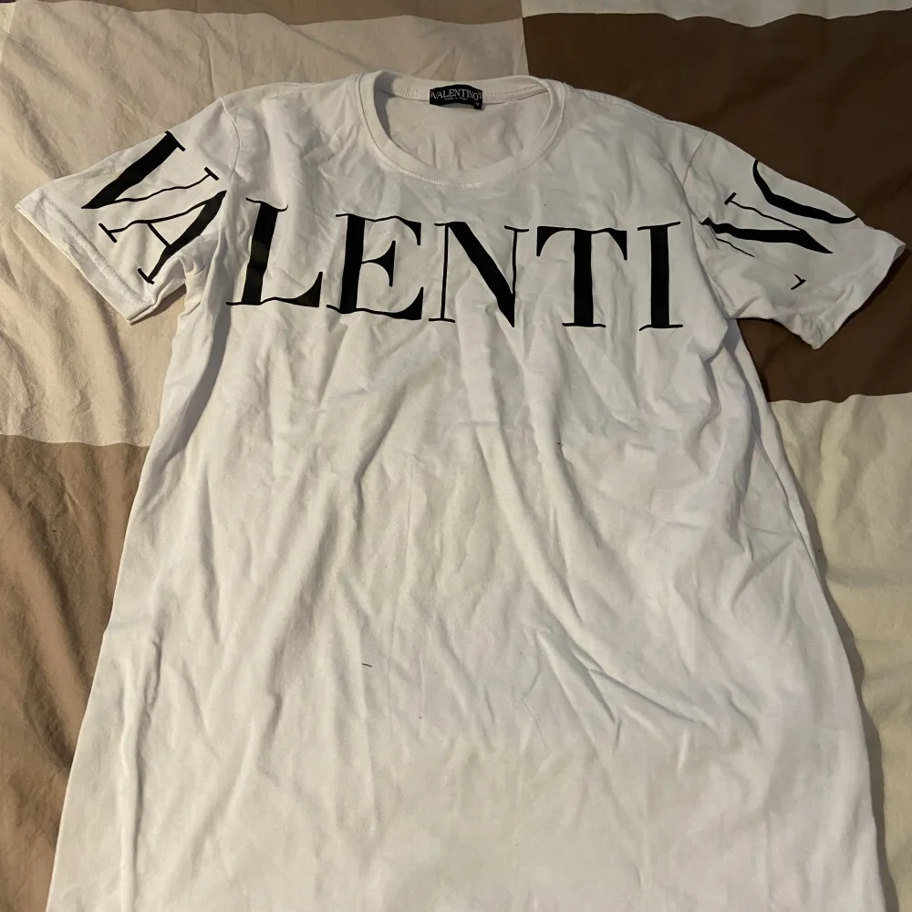 Valentino t-shirt helt oanvänd strl:M. T-shirts.