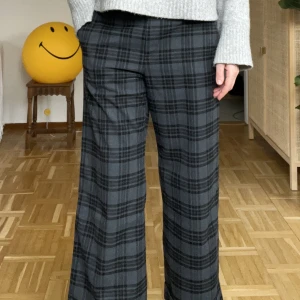 Hope Sthlm rutiga byxor  - Grårutiga byxor från Hope Sthlm. Fint skick. 