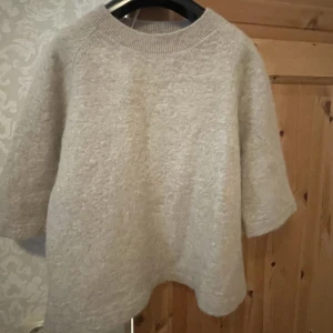 Other stories törja - Säljer denna tröjan från other stories då jag ej använder den, den har ett litet hål på ena sidan som ej syns så mycket 