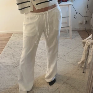 Linnebyxor HM - Slutsålda Linnebyxor från HM strl s. Jag är 169 lång och de går till marken på mig! De har några små fläckar längst ner som knappt syns för att de har dragits lite i marken men annars bra skick. Tryck på köp nu för att köpa💕