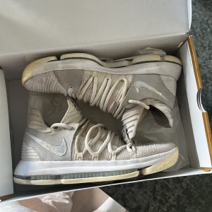 NIKE ZOOM KD10 - Sköna basketskor använda i 1 år sedan legat på en hylla i några år. För mer information skriv gärna till mig. 