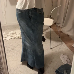 Jeanskjol - Lång egensydd jeanskjol Levis. Midjemått 40cm, längd 90cm, passar mig som vanligtvis har s/m. Tryck på köp nu för att köpa! ❤️