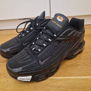 Nike Air Max Plus III - Säljer ett par snygga Nike Air Max Plus III som är i mycket bra skick. Storlek 41. Nypris är över 2000 kr. Skriv för frågor :)