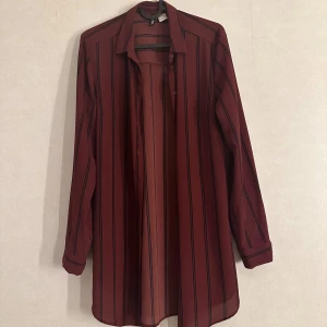 Skjortklänning - Snygg skjortklänning, kan även användas som en tunn kofta vid sommarkvällar. Kan med fördel användas med bälte i midjan för en lite mer strukturerad look.