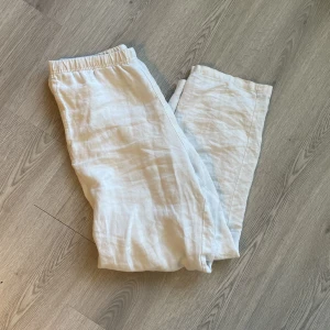 Linnebyxa - Linnebyxa från weekday. Vitt tyg utan några fläckar, passar mig som är ca 183. nypris 650kr.