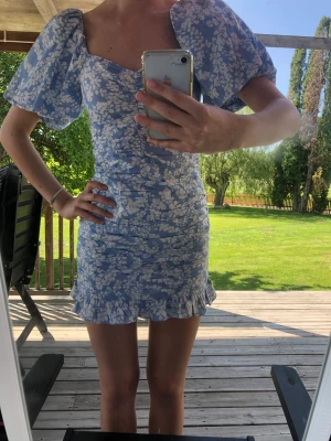 Blommig klänning - Söt blommig klänning från gina. Perfekt för skolavslutning eller midsommar🌺