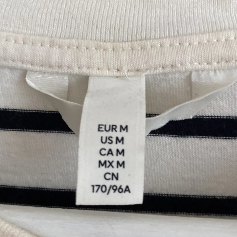 Randig, kortare t-shirtklänning från H&M. Liten missfärgning vid halsen (se bild 2) som säkert går att tvätta bort, därav billigt pris💕✨. Klänningar.
