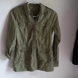 Kakigrön Skjorta med dekoration - Kakigrön skjorta med snygga nit detaljer.