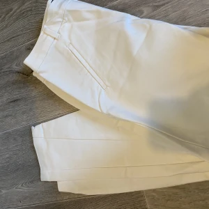 Kostymbyxor  - Vita kostymbyxor från vero Moda Om du vill se fler bilder är det bara att fråga. 🌸