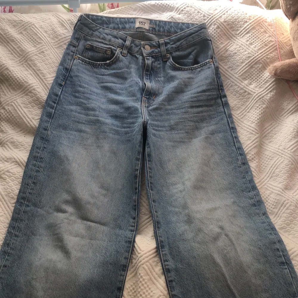 jeans från lager 157 som är wide leg. De är ganska tjockt jeans material och inte jätte stretchiga men sköna. . Jeans & Byxor.