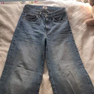 jeans från lager 157 som är wide leg. De är ganska tjockt jeans material och inte jätte stretchiga men sköna. 