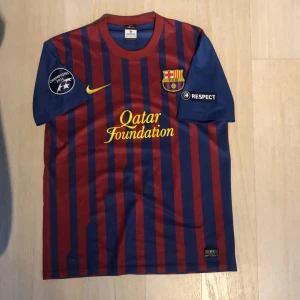 Brarcelona fotbollströja mad Messi på ryggen - Säljer min barcelona tröja efter som att den är för stor på mig. Den är 100% äkta som ni ser på bild 3. Sick: 9/10 Hör gärna av er om ni undrar om någonting eller vill ha fler bilder. Pris kan diskuteras 