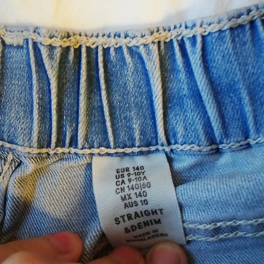 Straight fit jeans. Väl använd men har ändå en fläck som typ inte syns. . Jeans & Byxor.