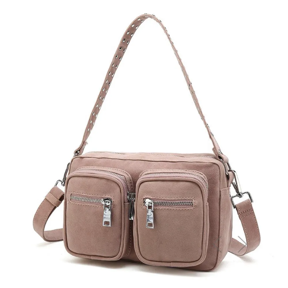 Dammrosa/rosa väska från ginatricot som aldrig kommer till användning. Använt fåtal gånger så i super skick💗. Väskor.