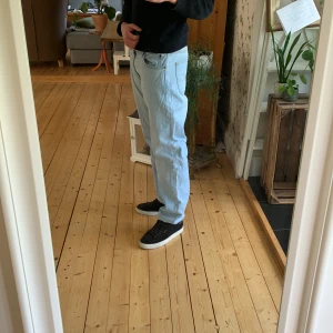 Jeans  - Jeans från LEE. Oanvända, bra skick. Har vikt upp dom på bilden för de är för stora för mig. 