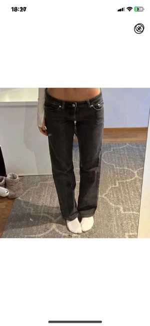 Low arrow jeans - Råkade köpa dom i st 27/32 och inte 27/34 så dom var inte som jag ville. Så ja har klippt upp dom längst ner så dom skulle bli längre. Så söker också 27/34 om nån vill byta. ❤️JAG BETALAR HALVA FRAKTEN❤️