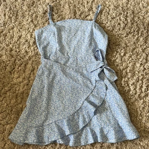 Klänning - Blå klänning med dragkedja på ryggen, använd 5-6 gånger och tvättas innan den skickas🩵💙