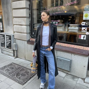 Lång skinnjacka  - Lång svart jacka i äkta läder. 