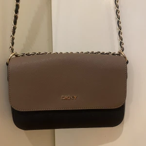 Dkny väska - Säljer min dkny väska då den inte kommer till användning, den är i jätte fint skick! 💕