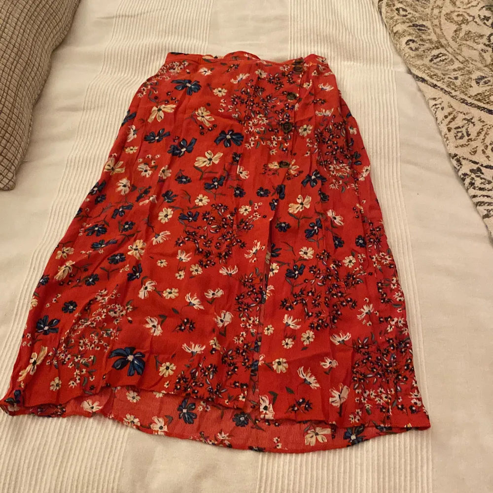 röd blommig kjol med slits och knappar:). Kjolar.