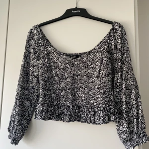 Topp/blus från Bikbok - En fin blommig topp/blus från bikbok i storlek s. Väldigt sparsamt använd så i fint skick! Pris kan diskuteras. Köparen står för frakt! 🐚