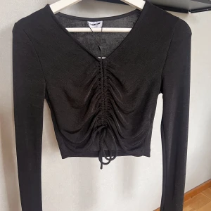 Långärmad topp - Långärmad topp köpt på Vero Moda, prislapp kvar! Strl S. Den är i mesh-liknande tyg.