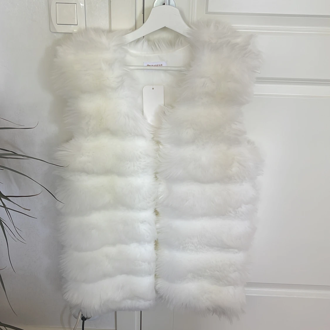 En vit fluff väst