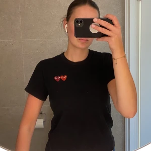 Comme des Garçons T-shirt - Säljer min fina CDG tisha i storlek L, nästan helt oanvänd 🧡❤️
