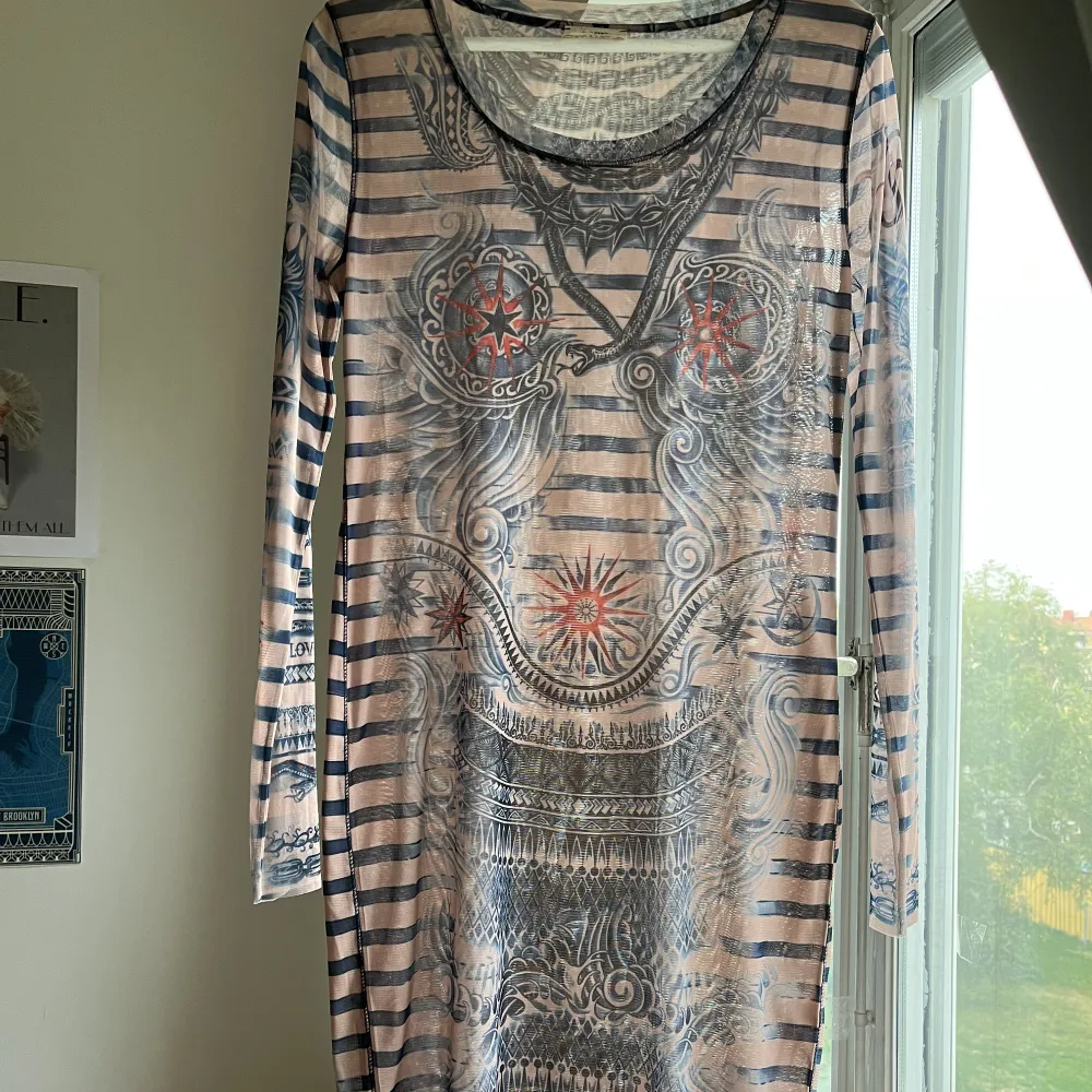 Världens coolaste klänning från Jean Paul Gaultier X Lindex🤩 Sååå unikt plagg och även hur skönt som helst. Den är i Mesh men inte alls så genomskinlig!! Storlek L men skulle säga att den Passar S/M -XL då den är väldigt stretchig!❤️. Klänningar.