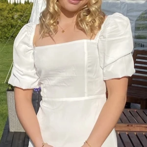 Studentklänning - Klänning till studenten eller till sommaren med söta puffärmar! Endast använd en gång. Mycket fint skick. Storlek 36.