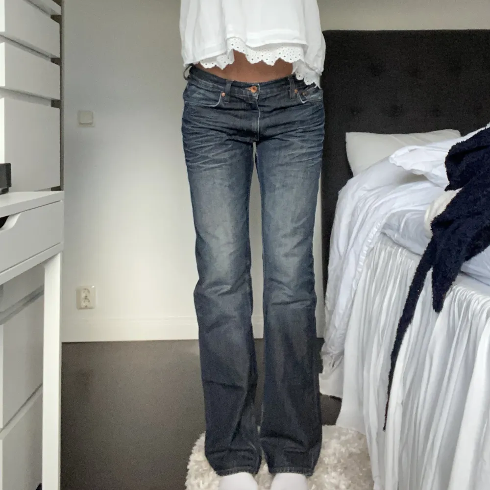 Såå snygga lågmidjade bootcut jeans som inte kommer till användning. Vet ej storleken med midjemåttet är 84 cm!! Jeansen är lite slitna nertill, andra bilden . Jeans & Byxor.