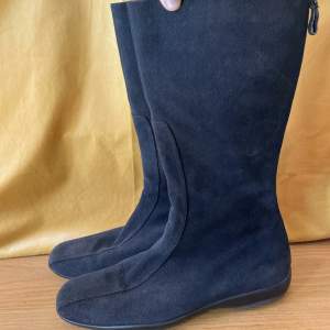Mocka-boots från Prada med Vibram-sula. Storlek 40, knappt använda. Kan skicka fler bilder i dm <3