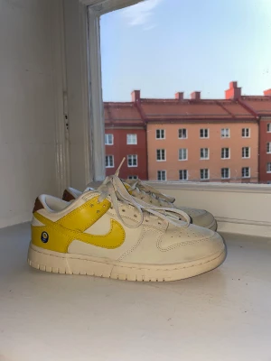 NIKE DUNK LOW LX BANANA STORLEK 40 - Ett par Nike dunk low lx banana i storlek 40 som är perfekta inför sommaren ☀️☀️🌻⛱️
