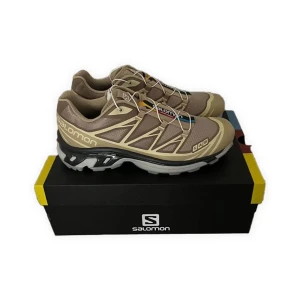 Salomon XT6 42.5 - Säljer ett par salomon XT6 perfekta till sommaren. cond: 10/10 (oanvända). 